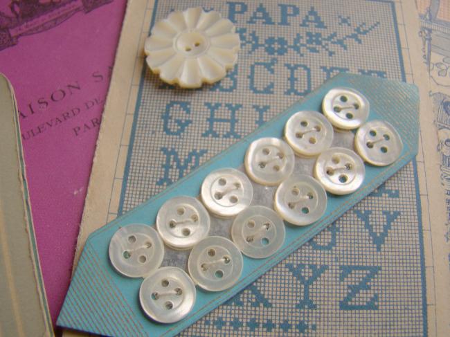 Antique card with 12 engraved buttons in mother of pearl, 1900 (10mm)