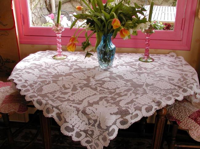 Wonderful tablecloth in filet lace with embroidered grapes and leaves