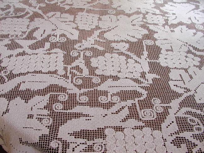 Wonderful tablecloth in filet lace with embroidered grapes and leaves