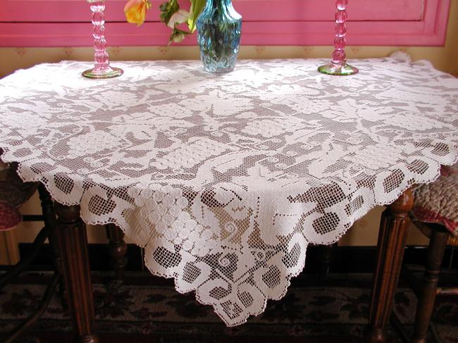 Wonderful tablecloth in filet lace with embroidered grapes and leaves