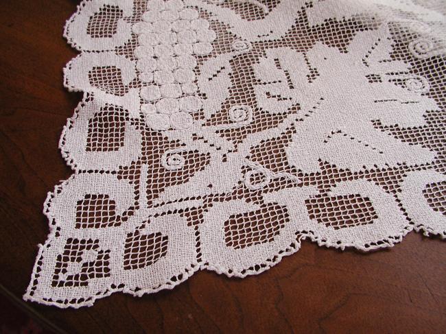 Wonderful tablecloth in filet lace with embroidered grapes and leaves