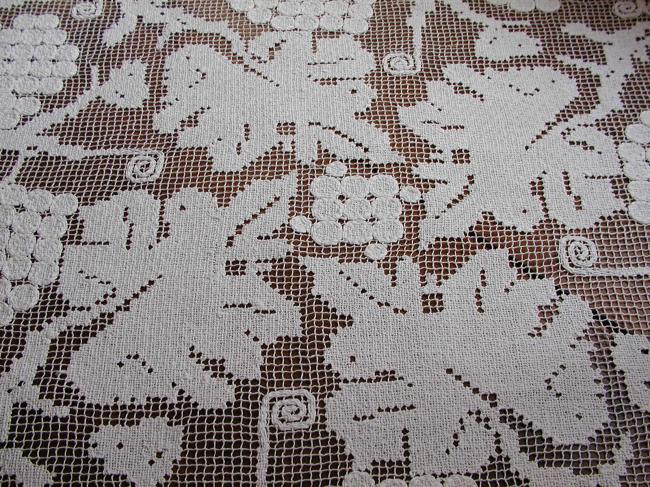 Wonderful tablecloth in filet lace with embroidered grapes and leaves