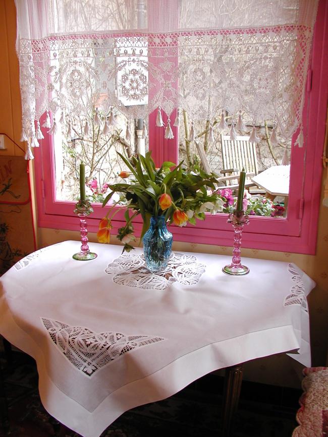 Striking tablecloth with Battenburg and Teneriff inserts, Milan stitches 1900