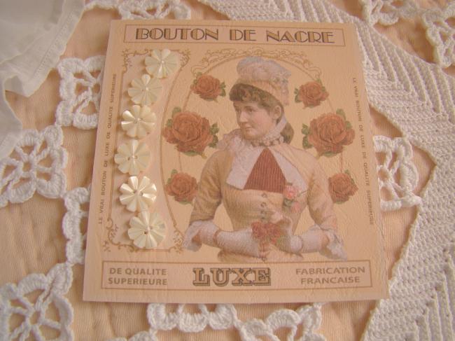 Jolie carte de 6 boutons anciens de nacre blanche en fleur gravée à la main,10mm