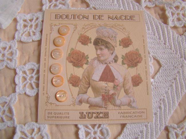 Jolie carte de 6 boutons anciens de nacre teintée en pêche et gravée à la main