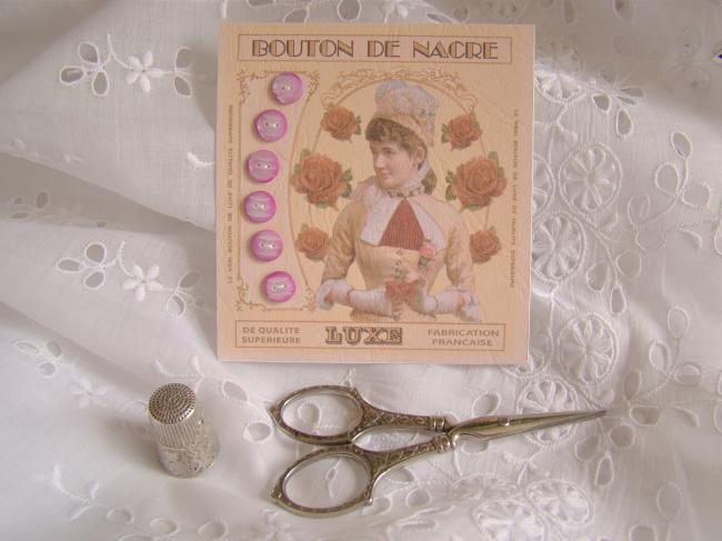 Jolie carte de 6 boutons anciens de nacre teintée en mauve et gravée à la main