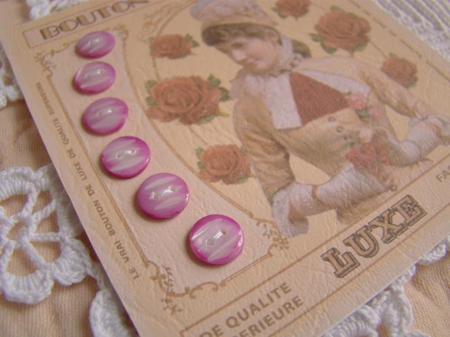 Jolie carte de 6 boutons anciens de nacre teintée en mauve et gravée à la main