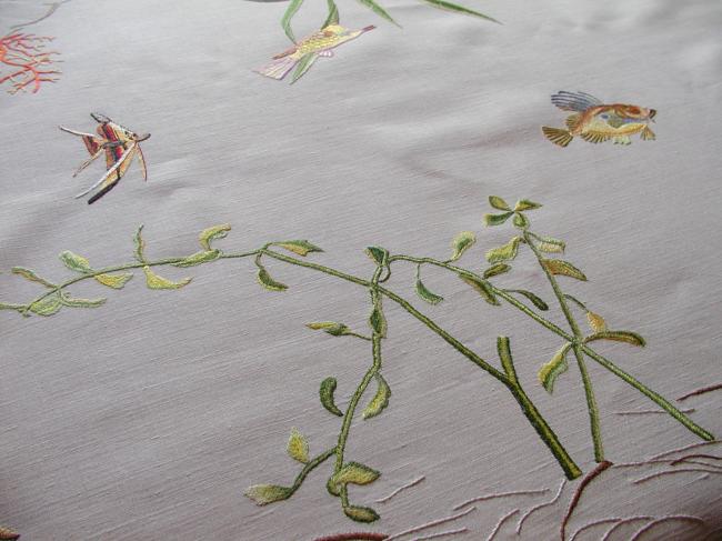 Marvellous tablecloth with its 12 matching serviettes, with embroidered aquarium