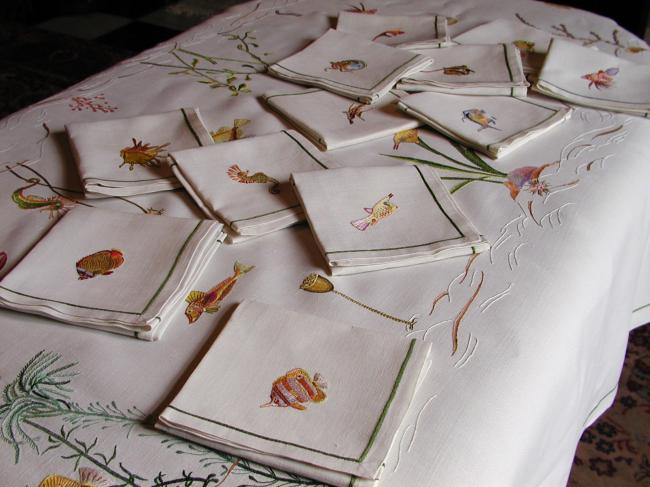 Marvellous tablecloth with its 12 matching serviettes, with embroidered aquarium