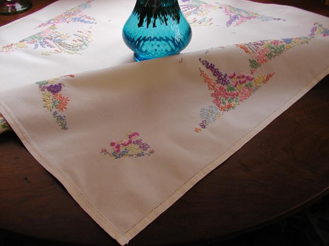 Striking hand embroidered tablecloth with british garden, so many flowers !