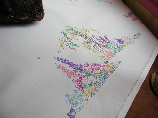 Striking hand embroidered tablecloth with british garden, so many flowers !