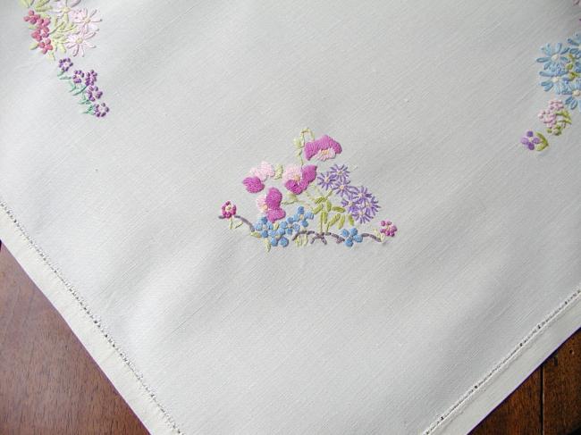 Striking hand embroidered tablecloth with british garden, so many flowers !