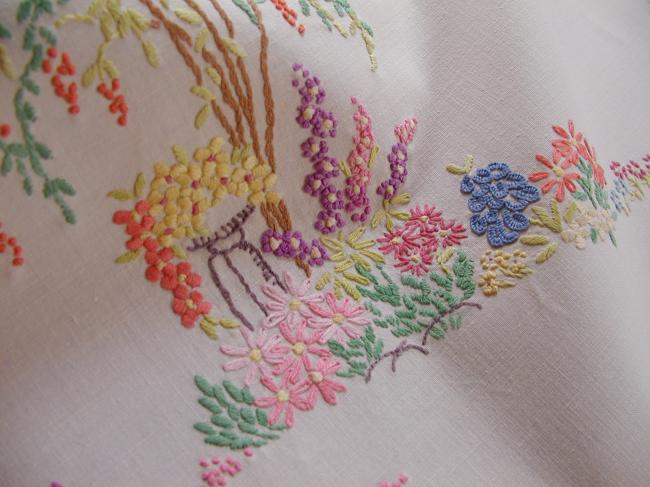 Striking hand embroidered tablecloth with british garden, so many flowers !