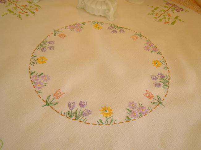 Romantique nappe brodée d'un jardin anglais & petite dentelle irlandaise