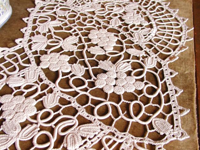 Superbe chemin de table en dentelle d'art et lacets en soutache 1920