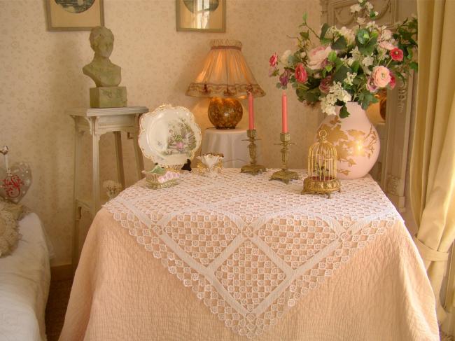 Charmante surnappe en dentelle faite à la main, motif de petites fleurs