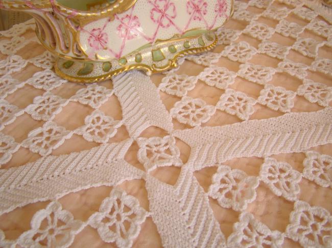 Charmante surnappe en dentelle faite à la main, motif de petites fleurs