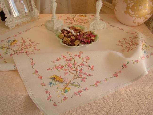 Romantique petite nappe brodée d'un cottage anglais sous le Printemps