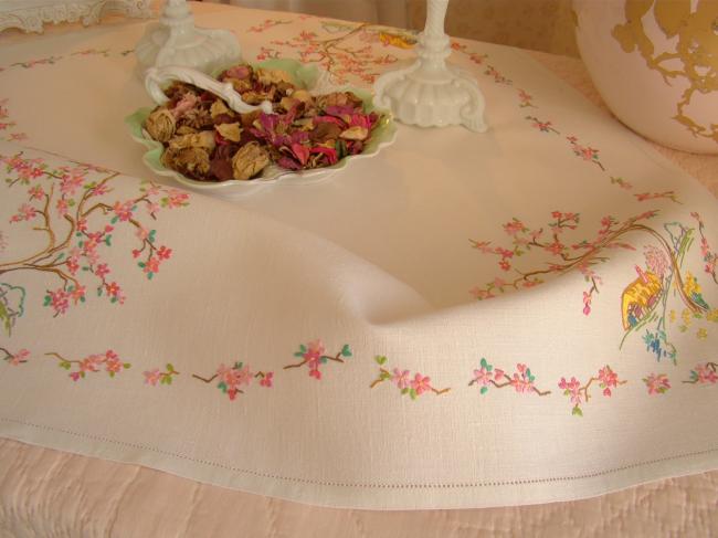 Romantique petite nappe brodée d'un cottage anglais sous le Printemps