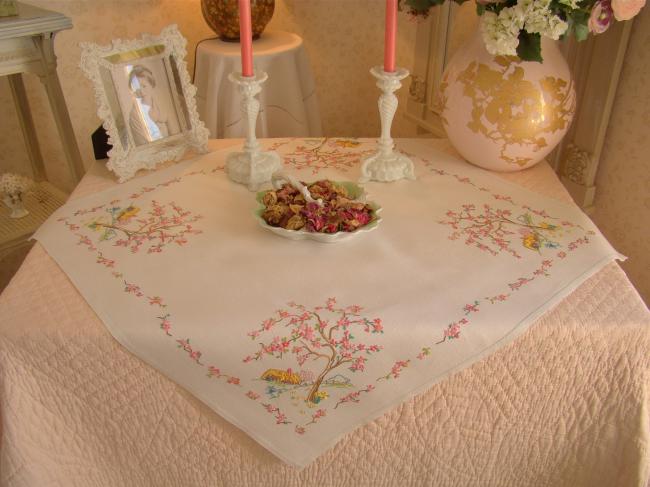 Romantique petite nappe brodée d'un cottage anglais sous le Printemps