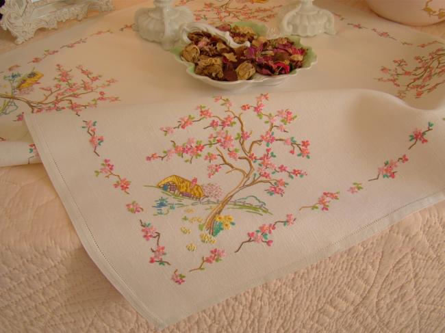 Romantique petite nappe brodée d'un cottage anglais sous le Printemps