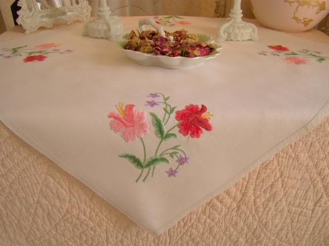 Charmante petite nappe brodée de bouquets de fleurs