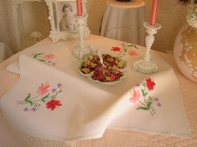 Charmante petite nappe brodée de bouquets de fleurs