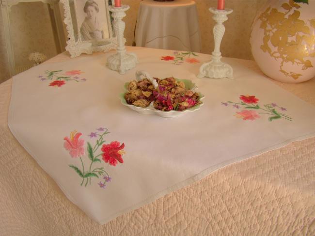 Charmante petite nappe brodée de bouquets de fleurs