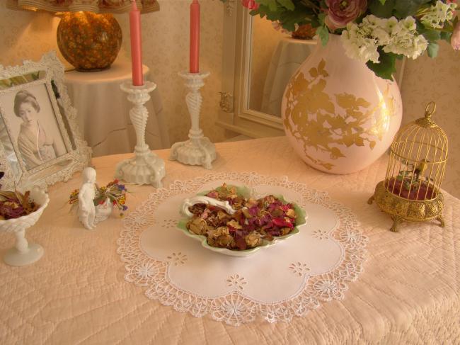 Superbe centre de table brodé à l'anglaise avec dentelle de Cluny 1920