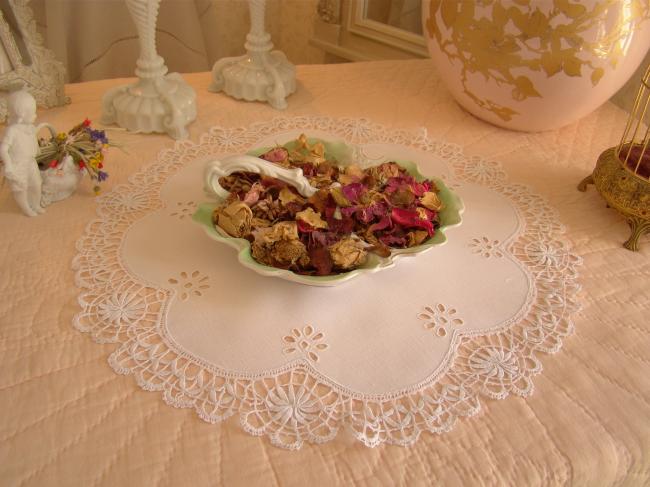 Superbe centre de table brodé à l'anglaise avec dentelle de Cluny 1920