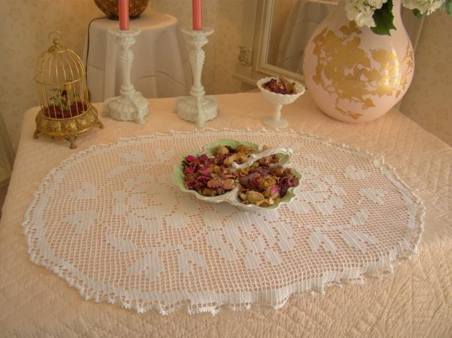 Charmant chemin de table en dentelle de filet  fait au crochet, décor de roses