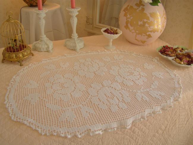 Charmant chemin de table en dentelle de filet  fait au crochet, décor de roses