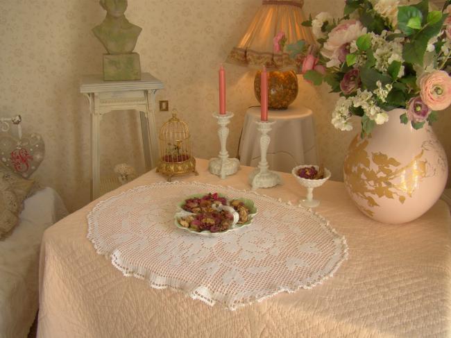 Charmant chemin de table en dentelle de filet  fait au crochet, décor de roses