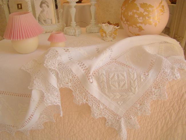 Splendide nappe en étamine de coton avec très belle dentelle de filet 1900