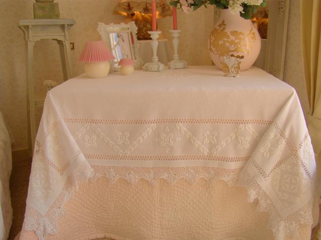 Splendide nappe en étamine de coton avec très belle dentelle de filet 1900