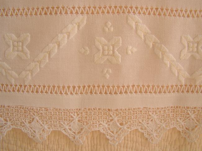 Splendide nappe en étamine de coton avec très belle dentelle de filet 1900