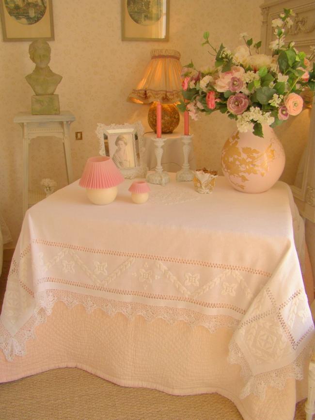 Splendide nappe en étamine de coton avec très belle dentelle de filet 1900