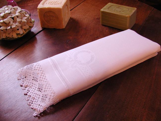 Beautiful hand towel in linen damask with crown of lauriel and crochet lace edge