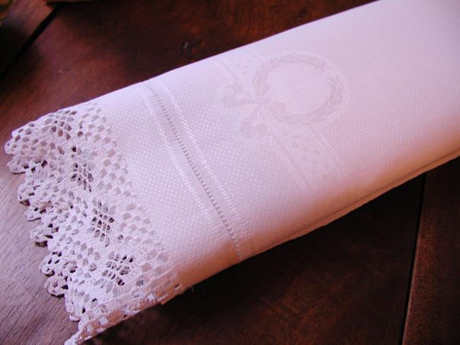 Beautiful hand towel in linen damask with crown of lauriel and crochet lace edge