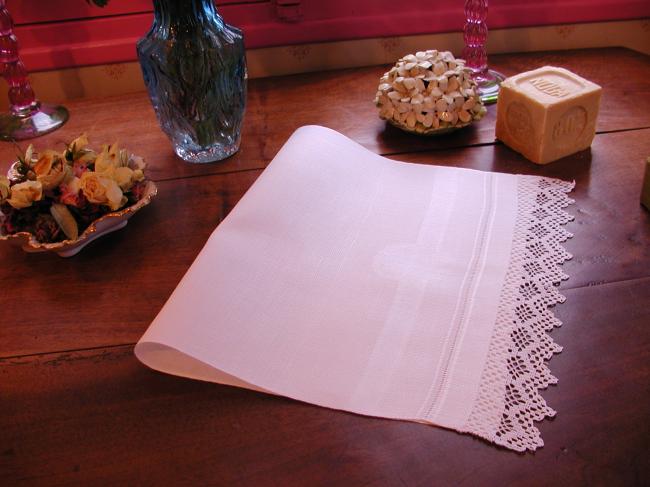 Beautiful hand towel in linen damask with crown of lauriel and crochet lace edge