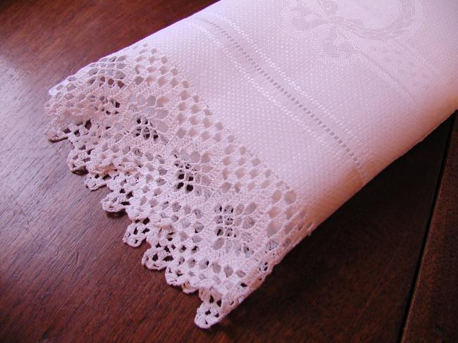 Beautiful hand towel in linen damask with crown of lauriel and crochet lace edge