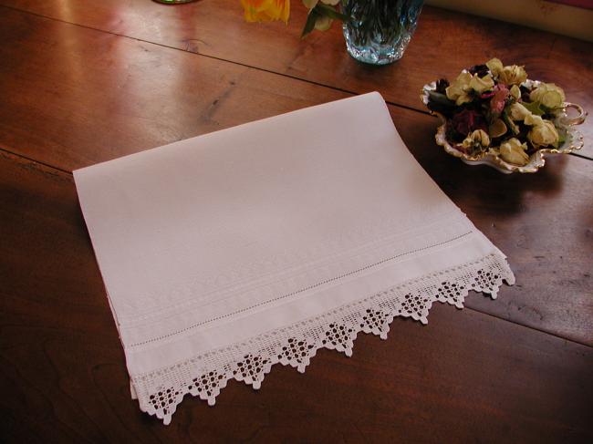 Beautiful hand towel in damask of linen with ottoman motifs& crochet lace