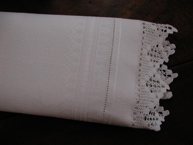 Beautiful hand towel in damask of linen with ottoman motifs& crochet lace