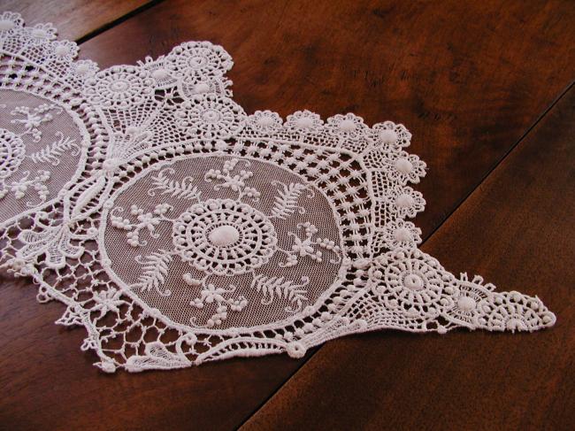 Spectacular collar in chemical lace and embroidered net 1900