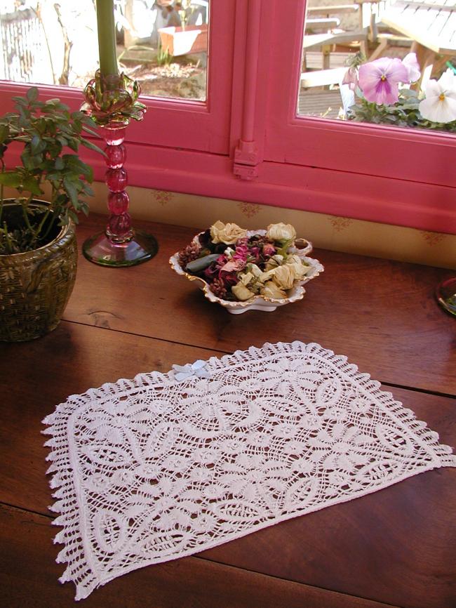 Fabulous tea cosy in Cluny bobbin lace 1890, floral motif