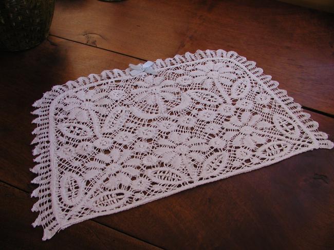 Fabulous tea cosy in Cluny bobbin lace 1890, floral motif