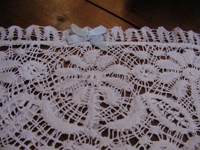 Fabulous tea cosy in Cluny bobbin lace 1890, floral motif