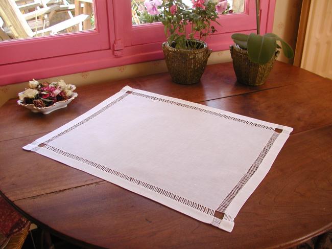 Lovely trolley mat in étamine with large drawn thread work edging