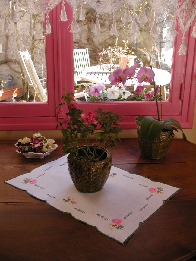 Romantique centre de table brodé de fleurs aux couleurs acidulées