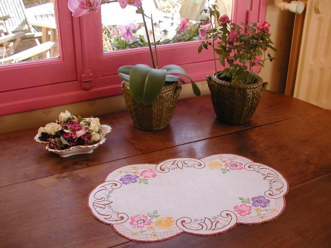 Charmant centre de table avec bordure en volutes et  très fleurie